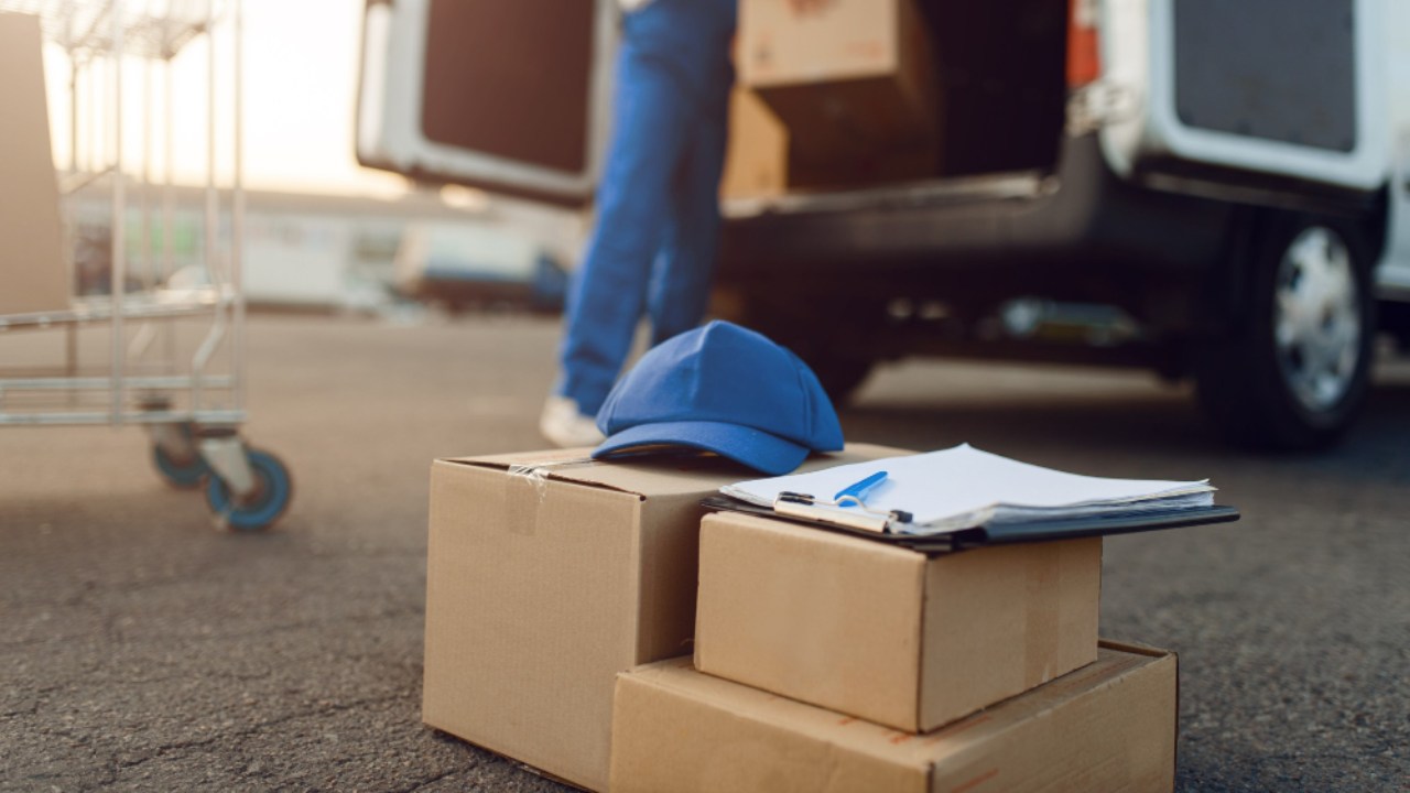 Como o transporte de carga impacta o custo final do produto?