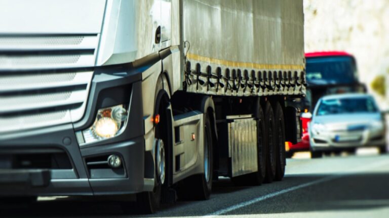 Vantagens de contratar a JR Candido Transportes para carga fracionada